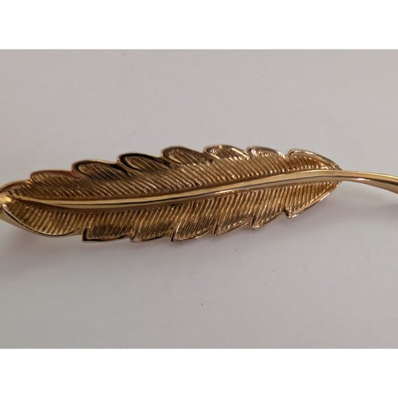 Coro Gold-Tone Feather Brooch Pin Vintage Design 2.75" Long Elegant - Picture 2 of 5